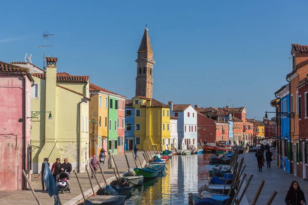 Venice, İtalya - 21 Mart 2018: Renkli evler Burano adası, Venedik, İtalya.