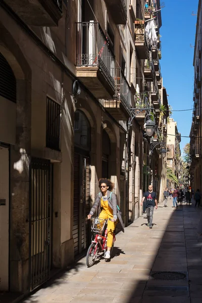 Barcelona España Marzo 2018 Mujer Identificada Bicicleta Por Las Calles — Foto de Stock