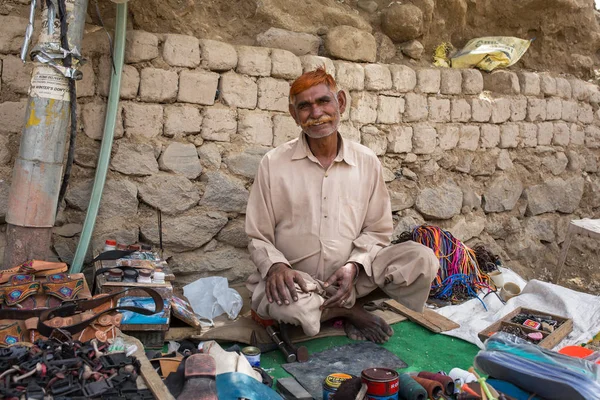 Leh India July 2017 Portrait Unidentified Indian Shoemaker Streets Leh — Stock Photo, Image