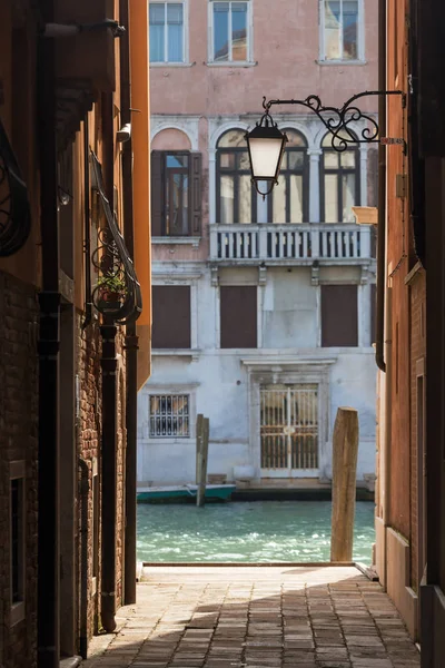 Eski fener ve Venedik, İtalya yan Kanalı Manzaralı dar sokak
