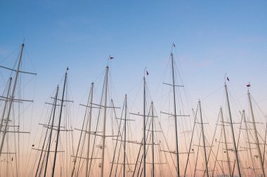 Yat gemi direkleri, alacakaranlık gökyüzü arka plan