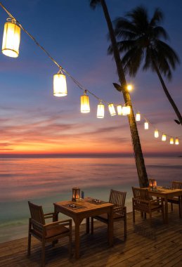 Koh Chang Adası, Tayland günbatımı sırasında sahilde açık Cafe.