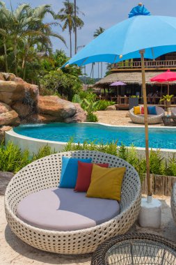 Bir yüzme havuzu ve cafe bar ile tropikal tatil 