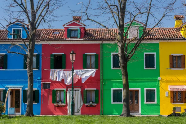 Красочные дома в Бурано — стоковое фото
