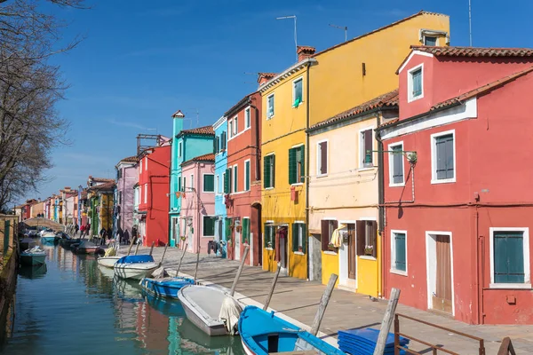 Колоритних будинків у Burano, Венеція — стокове фото