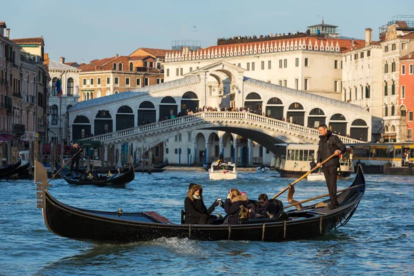 Venezianischer Gondoliere fährt Touristen auf der Gondel am Canal Grande in Venedig. — Stockfoto