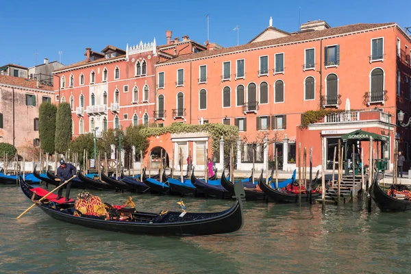 Lovaglás a gondola a Canal Grande Velence velencei gondolier. — Stock Fotó