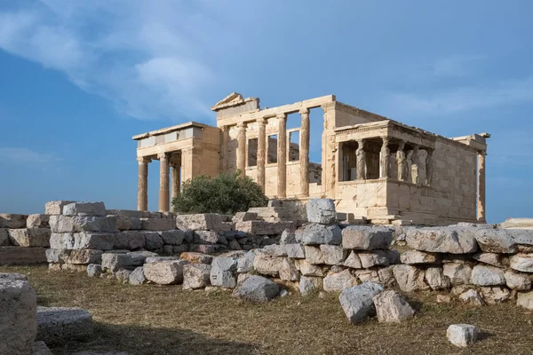 Ruinen des Tempels von Erechtheion auf dem Akropolis-Hügel in Athen — Stockfoto