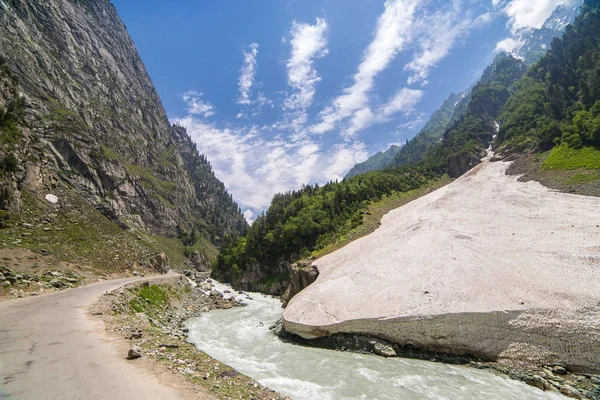 Paesaggio montano himalayano in Kashmir, India . — Foto Stock