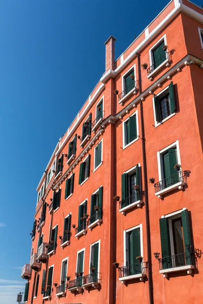 Фасад благородного дома в Венеции, Италия — стоковое фото