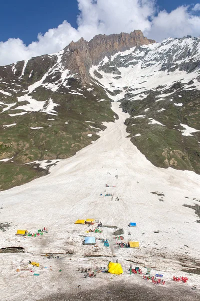 Rodeln im Himalaya-Gebirge. Riesiger Schneegletscher am Zojila-Pass in Ladakh — Stockfoto