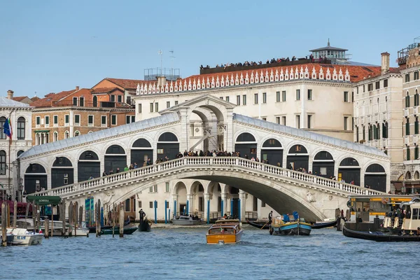 Ponte Rialto famosa no Grande Canal em Veneza — Fotografia de Stock