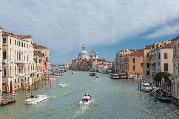 Kilátás nyílik a híres Grand canal, a Basilica di Santa Maria della Salute-Velence, Olaszország — Stock Fotó