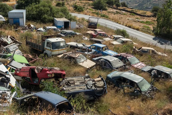 Araba scrapyard eski paslı aşınmış arabalar