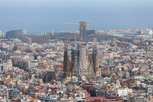 Hermosa vista panorámica de la ciudad de Barcelona con la famosa iglesia Sagrada Familia al atardecer, España — Foto de Stock