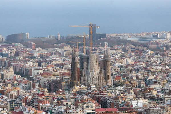 Vackra panoramautsikt över Barcelona city med berömda Sagrada Familia kyrkan vid solnedgången, Spanien — Stockfoto