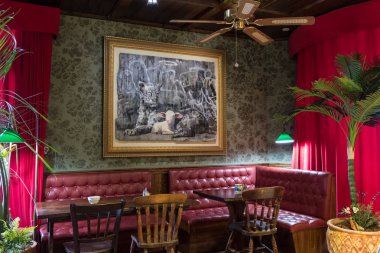 Walled kapalı ayarlamak ve ünlü sanatçısı Banksy West Bank, Palestine ayrım duvarının yakınında dekore edilmiş otel