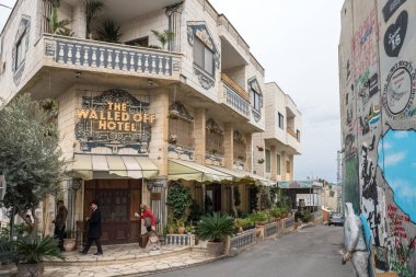 Walled kapalı ayarlamak ve ünlü sanatçısı Banksy West Bank, Palestine ayrım duvarının yakınında dekore edilmiş otel