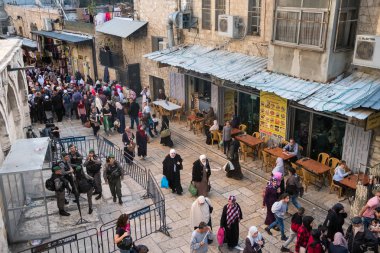 Turistik VIA Dolorosa sokakta Kudüs İsrail'in askeri denetim noktası. 