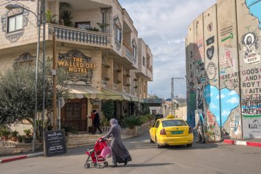 Walled kapalı ayarlamak ve ünlü sanatçısı Banksy West Bank, Palestine ayrım duvarının yakınında dekore edilmiş otel