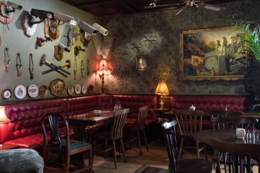 Walled kapalı ayarlamak ve ünlü sanatçısı Banksy West Bank, Palestine ayrım duvarının yakınında dekore edilmiş otel