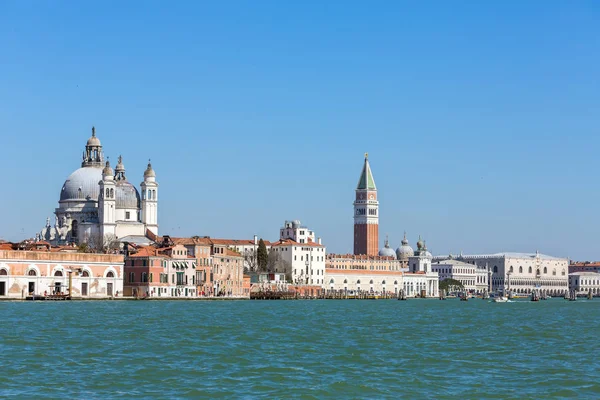 Vista para o mar de Santa Maria della Salute, Praça San Marco e Palácio Doge em Veneza — Fotografia de Stock