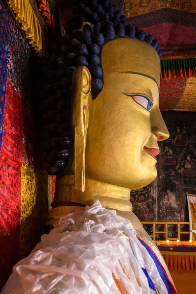 La statue dorée du Bouddha Shakyamuni au monastère Shey Palace — Photo