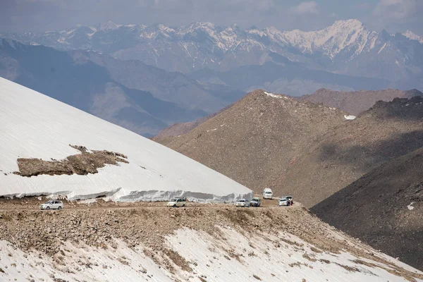 Verkehr auf der Höhenstraße am khardung la pass, ladakh, Indien. — Stockfoto
