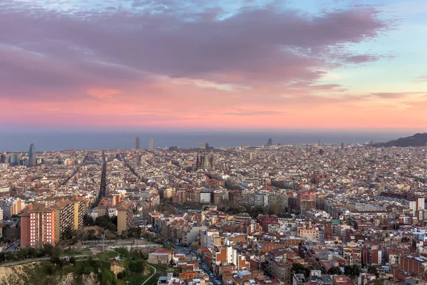 夕暮れ時のバルセロナ市街のスカイラインの美しい景色 — ストック写真