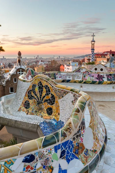 Vista al sol del Parque Güell diseñado por Antoni Gaudí, Barcelona —  Fotos de Stock