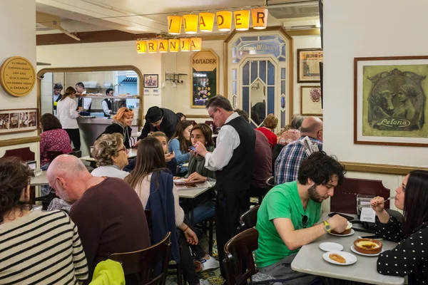 Известное традиционное кафе Granja M Viader в Барселоне — стоковое фото