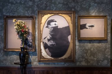 Walled kapalı ayarlamak ve ünlü sanatçısı Banksy West Bank, Palestine ayrım duvarının yakınında dekore edilmiş otel