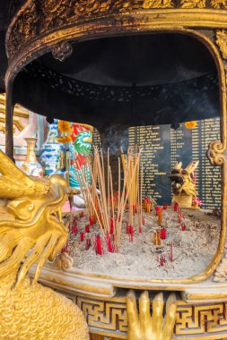 Çin tapınakta yanan tütsü. Pung Thao Kong Shrine Çin Tapınağı Chiang Mai, Tayland