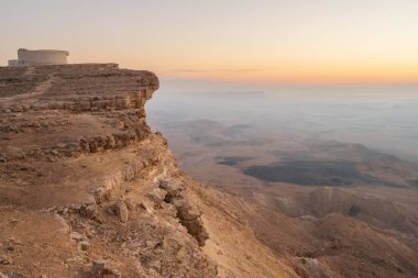 Sunrise Negev Çölü'nde. Makhtesh Ramon kraterde Mitzpe Ramon, İsrail
