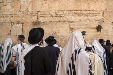 Jerusalem, İsrail - 25 Kasım 2018: Dini Ortodoks Yahudiler Western dua Kudüs'te duvar