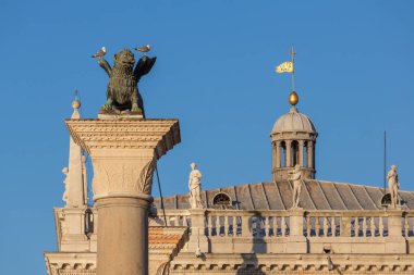 Aslan heykeli Piazza San Marco Meydanı'nda güneş doğarken Venedik, İtalya'da kanatlı