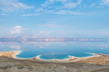 Ölü deniz kıyı şeridi İsrail görünümünü. Ölü deniz doku. Tuzlu deniz