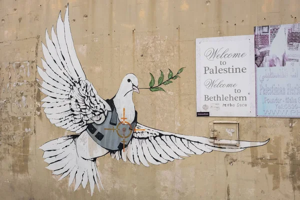 伯利恒 巴勒斯坦 2018年11月22日 班克斯 格拉夫蒂的一块鸽子在防弹衣在巴勒斯坦伯利恒 巴勒斯坦 — 图库照片
