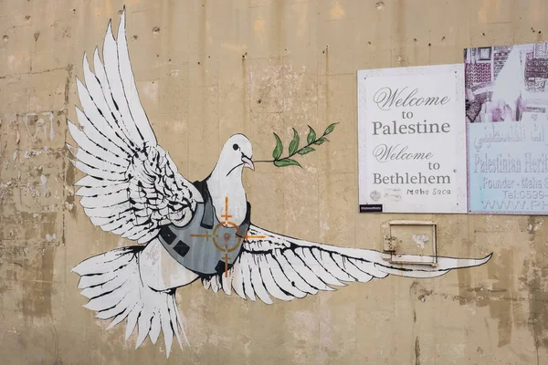 Bethlehem, Palestina - 22 Kasım 2018: Bir parça Banksy graffitti Bethlehem, Palestina duvara vücut zırh güvercin.