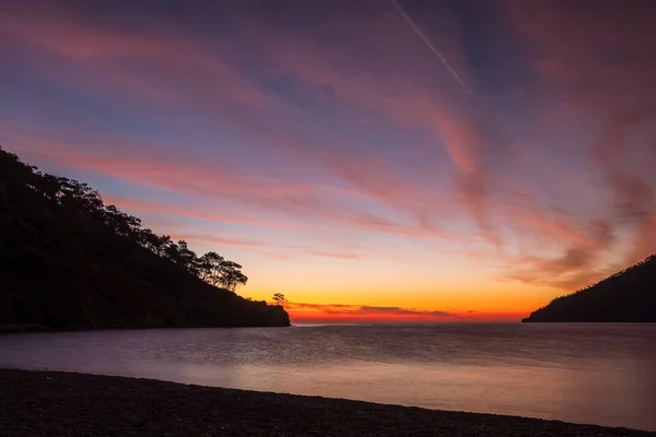 Cielo hermoso amanecer en la costa del mar —  Fotos de Stock