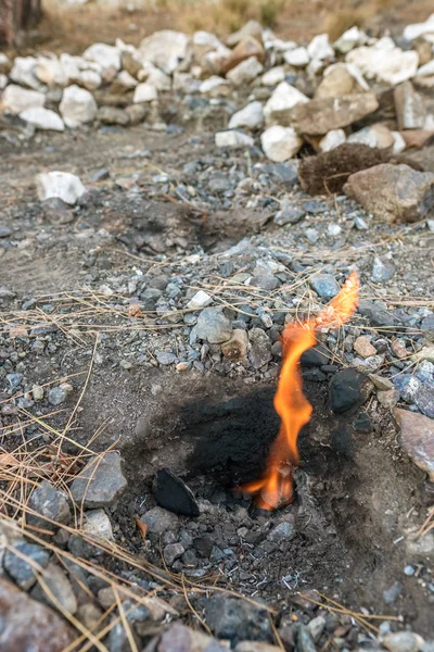 Flammen der Chimäre steigen aus dem Untergrund in cirali, Türkei — Stockfoto