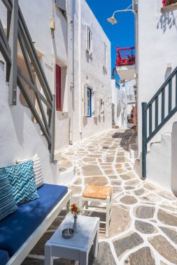 Eski şehir Naoussa, Paros Adası, Cyclades tipik bir dar sokakta görünümünü