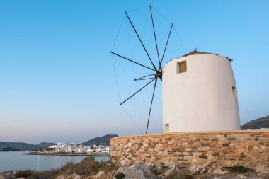 Geleneksel Kikladik fırıldak günbatımı, Paros Adası, yan