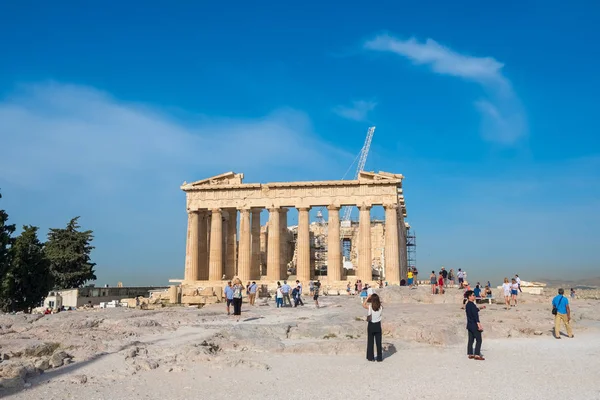 Touristen besuchen Parthenon, Akropolis-Ruine in Athen — Stockfoto