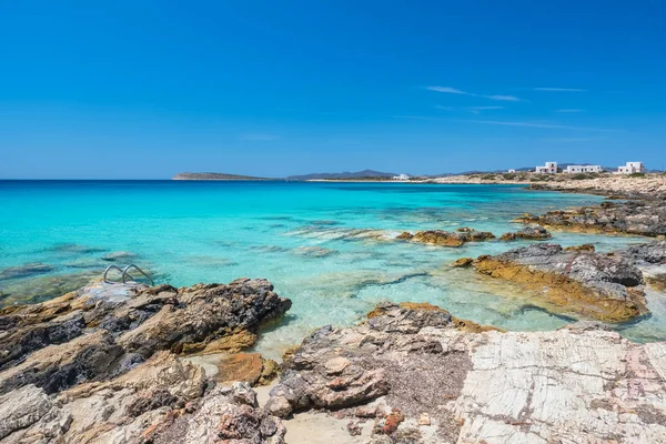 Praia rochosa com água tranquila incrível na ilha de Paros, Cyclade — Fotografia de Stock