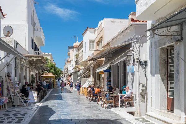 アンドロス島、キクラデス諸島ギリシャのチョーラの町でショップやカフェ通りを歩いてメイン — ストック写真