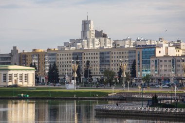 Minsk, Belarus-26 Nisan 2018: Minsk 'Te Nemiga İlçesi ve Svisloch Nehri