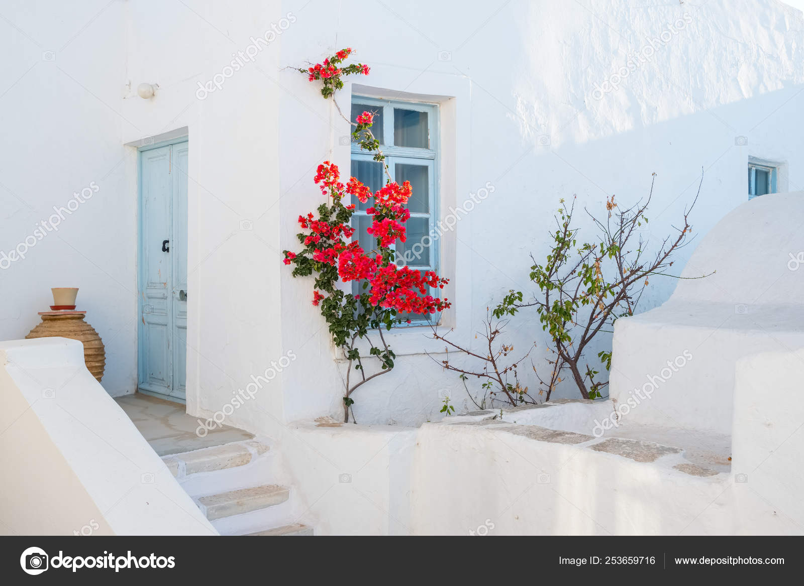 Vista Frontal De Uma Casa Branca Com Janelas De Portas Verdes Escuras E  Outros Elementos Imagem de Stock - Imagem de branco, mostrado: 191603991