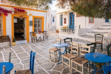 Paros adasında Lefkes köyünde, Kiklad, Yunanistan 'da rahat açık kafe