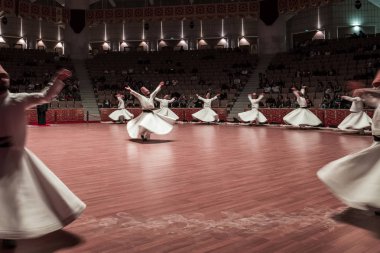 Konya, Türkiye - 20 Ekim 2018: Semazen veya dervişler Mevlana Kültür Merkezi, Konya, Türkiye, döne döne